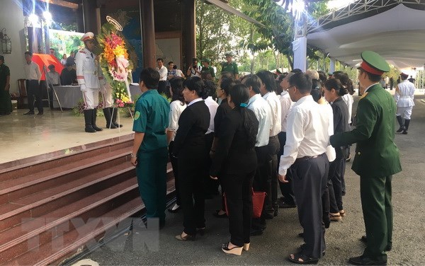 Người dân huyện Củ Chi và các địa phương lân cận đến viếng nguyên Thủ tướng Chính phủ Phan Văn Khải. (Ảnh: Văn Phúc/TTXVN)