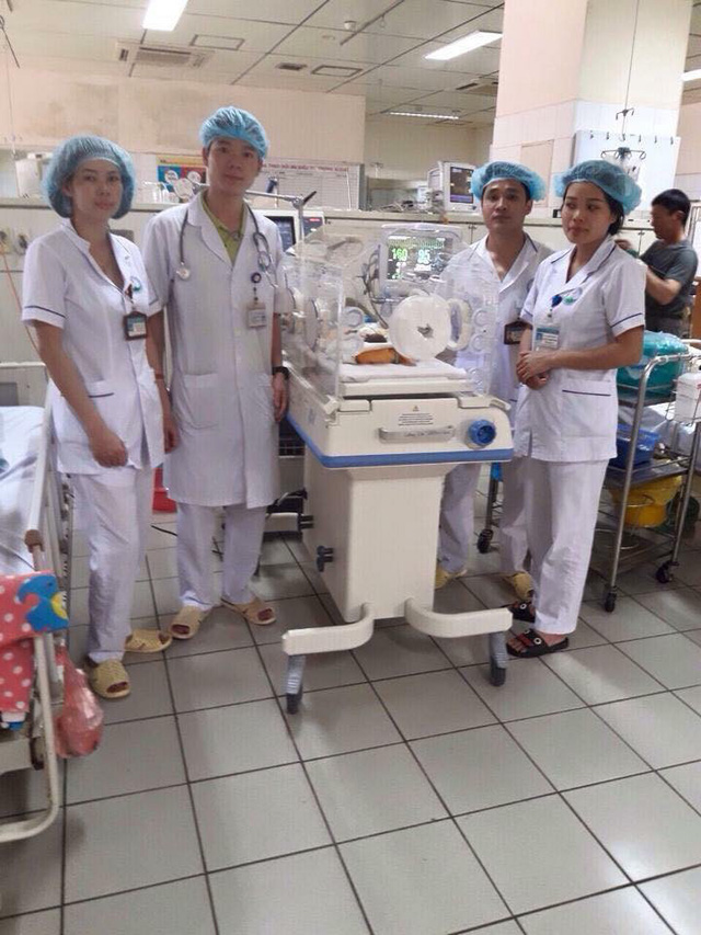 Bác sĩ Hoàng Công Lương (thứ 2 từ trái qua) tại Bệnh viện, đúng ngày anh nhận được quyết định truy tố của Viện Kiểm sát nhân dân tỉnh Hòa Bình - Ảnh: Facebook