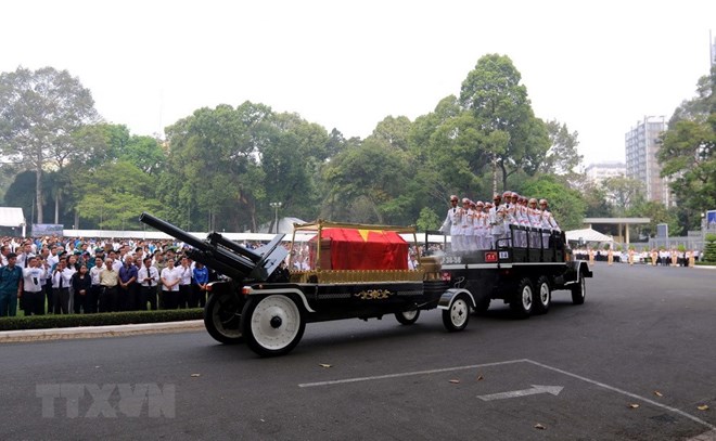 Xe chở linh cữu nguyên Thủ tướng Phan Văn Khải về nơi an nghỉ cuối cùng. (Ảnh: Thanh Vũ/TTXVN)