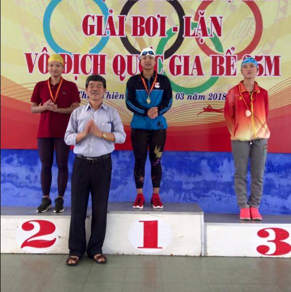 VĐV Trần Thị Trang Điểm (ở giữa) giành 3 HCV và phá 2 kỷ lục quốc gia tại Giải bơi lặn Giải bơi, lặn vô địch quốc gia bể 25m năm 2018