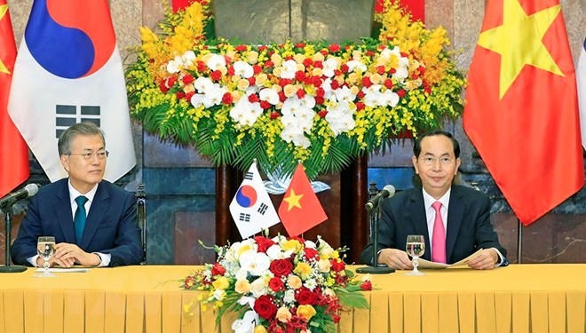 Chủ tịch nước Trần Đại Quang và Tổng thống Hàn Quốc Moon Jae-in gặp gỡ phóng viên báo chí sau khi kết thúc hội đàm. (Ảnh: Nhan Sáng/TTXVN)