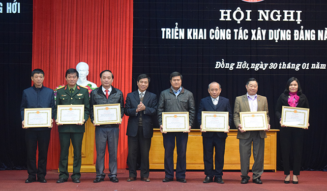 Đảng bộ TP. Đồng Hới khen thưởng các TCCSĐ đạt danh hiệu “Trong sạch, vững mạnh” tiêu biểu năm 2017.