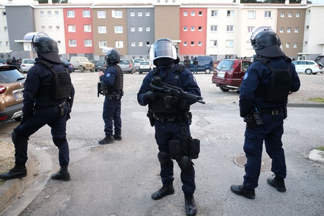 Cảnh sát mở chiến dịch điều tra các khu nhà ở Carcassonne, nơi đối tượng Lakdim cướp xe, bắn cảnh sát và sau đó bắt giữ con tin ở Trebes ngày 23-3. (Nguồn: AFP/TTXVN)