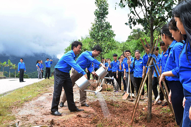 Tuổi trẻ Quảng Bình và các bạn Lào trồng cây lưu niệm trên tuyến biên giới Cha Lo.