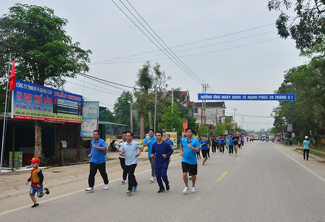 Cán bộ và nhân dân trên địa bàn thị trấn Đồng Lê hưởng ứng ngày chạy Olympic năm 2018