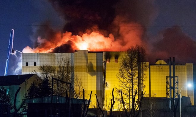 Hiện trường vụ cháy trung tâm thương mại Zimnyaya Vishnya ở Kemerovo. (Nguồn: TASS/TTXVN).