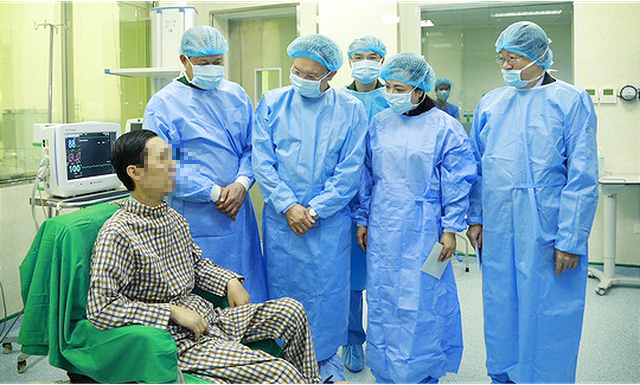 Bộ trưởng Nguyễn Thị Kim Tiến thăm bệnh nhân được ghép phổi từ phổi do thiếu tá Ninh hiến tặng - Ảnh: BVCC
