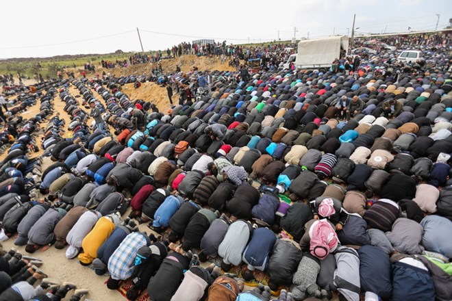 Người biểu tình tham gia buổi cầu nguyện ngày thứ sáu tại Dải Gaza ngày 30-3. (Ảnh: AFP/TTXVN)