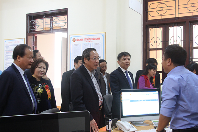 Các đồng chí lãnh đạo tỉnh đến thăm và kiểm tra hoạt động Trung tâm Hành chính công tỉnh.