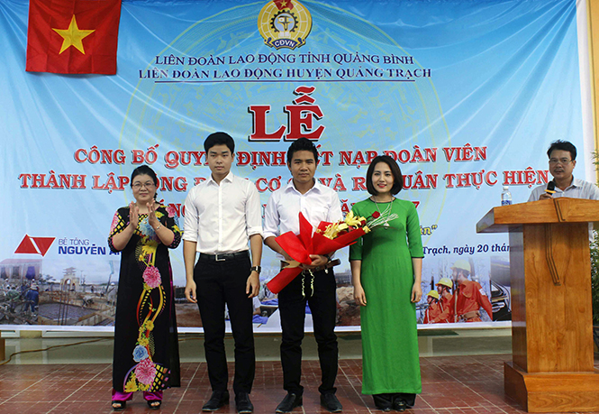 Kết nạp đoàn viên mới và thành lập các tổ chức công đoàn ngoài quốc doanh là một trong những nhiệm vụ trọng tâm của LĐLĐ huyện Quảng Trạch.