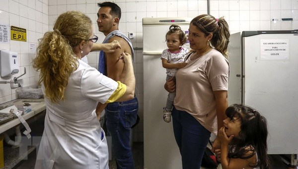 Tiêm phòng sốt vàng da cho người dân tại Sao Paolo, Brazil. (Nguồn: AFP/TTXVN)