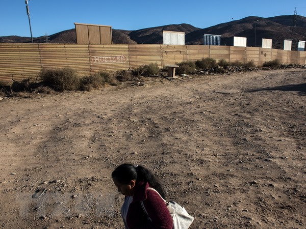 Một đoạn bức tường dọc biên giới Mexico và Mỹ tại Tijuana, Mexico, ngày 22-10-2017. (Nguồn: AFP/TTXVN)