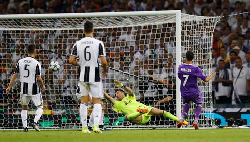 Buffon liên tục bị Ronaldo chọc thủng lưới (Ảnh: Getty).