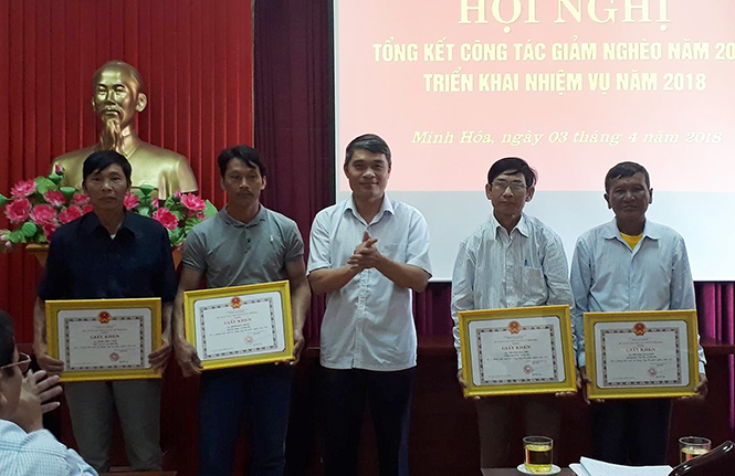Đồng chí Chủ tịch UBND huyện Minh Hóa Bùi Anh Tuấn trao giấy khen cho các cá nhân có thành tích xuất sắc trong công tác giảm nghèo năm 2017.