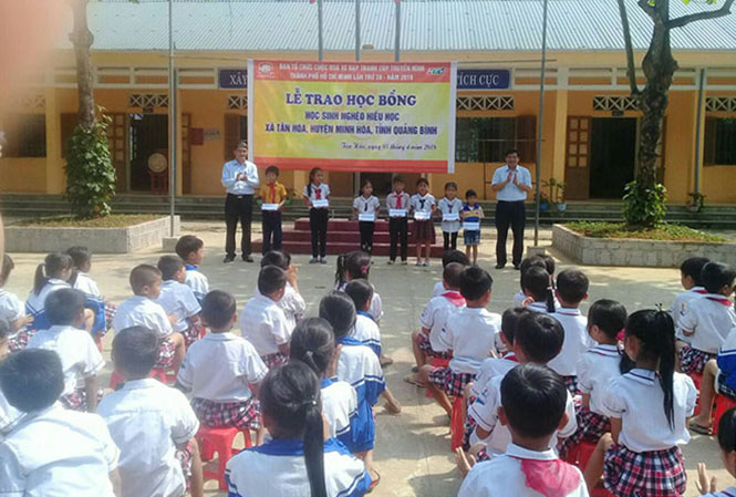Ban tổ chức trao học bổng cho học sinh nghèo hiếu học ở xã Tân Hóa