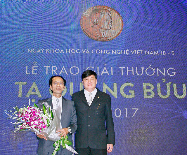 PGS.TS Nguyễn Sum (trái) nhận giải thưởng Tạ Quang Bửu năm 2017 - Ảnh: NVCC