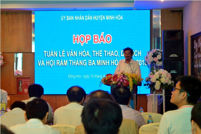 Các nhà báo góp ý với UBND huyện Minh Hóa một số nội dung trong chương trình Tuần lễ Văn hóa - Thể thao- Du lịch và Hội Rằm tháng Ba huyện Minh Hóa 2018
