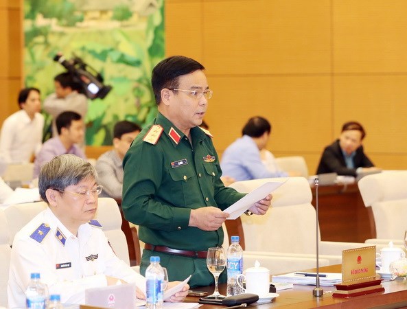 Thượng tướng Lê Chiêm, Thứ trưởng Bộ Quốc phòng thừa ủy quyền của Thủ tướng Chính phủ đọc Tờ trình dự án Luật Cảnh sát biển Việt Nam. (Ảnh: Trọng Đức/TTXVN)