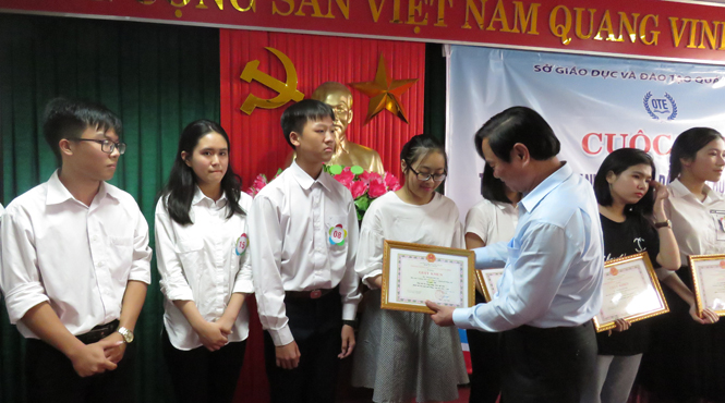 Giám đốc Sở GD-ĐT Đinh Quý Nhân trao giấy khen và phần thưởng cho các thí sinh đạt giải Nhì cuộc thi.