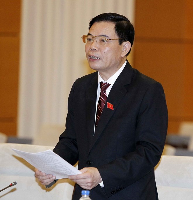 Bộ trưởng Bộ Nông nghiệp và Phát triển nông thôn Nguyễn Xuân Cường trình bày tờ trình. (Ảnh: Văn Điệp/TTXVN)