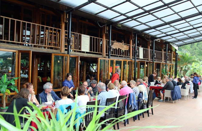 Du khách quốc tế thưởng thức các món ăn tại Phong Nha Lake House Resort.
