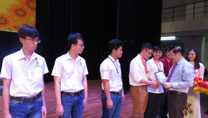 TS Nguyễn Xuân Quang, Ủy viên Ban Thường vụ Tỉnh ủy, Phó Chủ tịch Thường trực UBND tỉnh trao huy chương Vàng cho các thí sinh xuất sắc môn đại số.