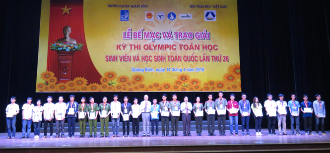Ban tổ chức trao huy chương Vàng cho các thí sinh xuất sắc môn Giải tích.