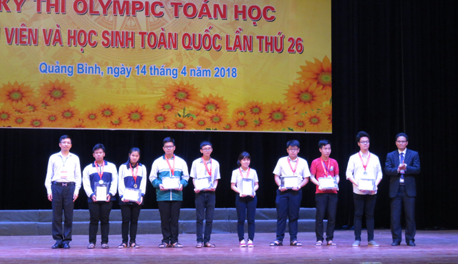 Các em học sinh thuộc khối các trường THPT chuyên nhận huy chương Bạc (hai hoc sinh Trường THPT chuyên Võ Nguyên Giáp đứng thứ 4 và thứ 5 từ trái sang).