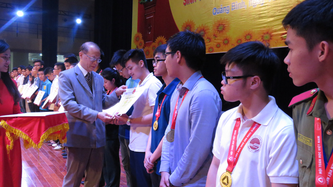 Liên hiệp các Hội Khoa học kỹ thuật cũng đã trao bằng khen cho các học sinh, sinh viên đạt giải nhất...