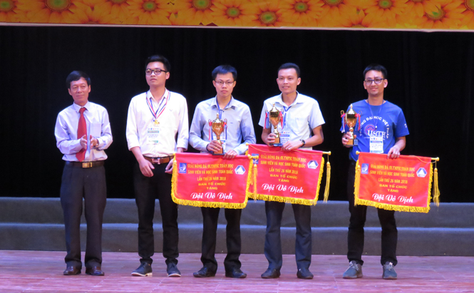 Ban tổ chức cũng đã trao các giải  thưởng cho các nhà vô địch trong các hoạt động Văn nghệ - Thể thao diễn ra bên lề kỳ thi tại Trường ĐHQB.