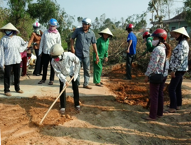 Hội viên phụ nữ thành phố Đồng Hới tham gia sửa chữa đường giao thông nông thôn. 
