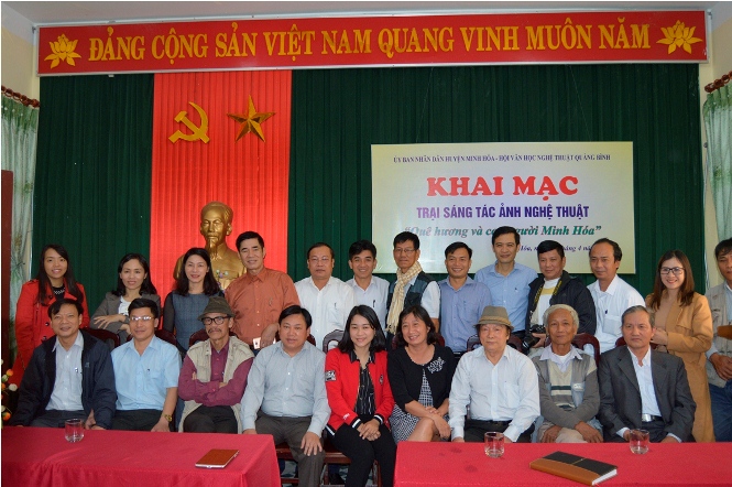 Các nghệ sỹ nhiếp ảnh chụp ảnh lưu niệm với lãnh đạo huyện Minh Hóa và Hội Văn học nghệ thuật Quảng Bình