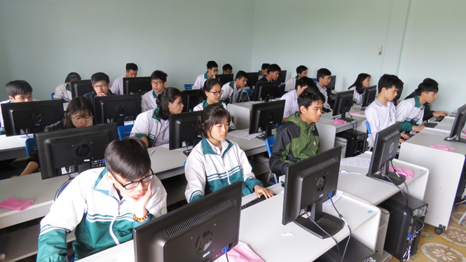 Tại điểm thi Trường THPT chuyên Võ Nguyên Giáp, các thí sinh đang thi thực hành nghề tin học.