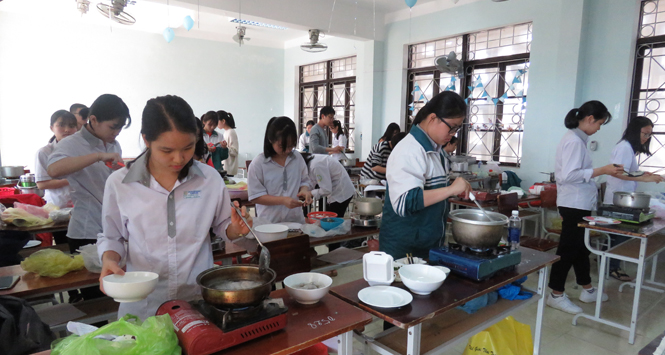 Các thí sinh đang thi  thực hành nghề nấu ăn.