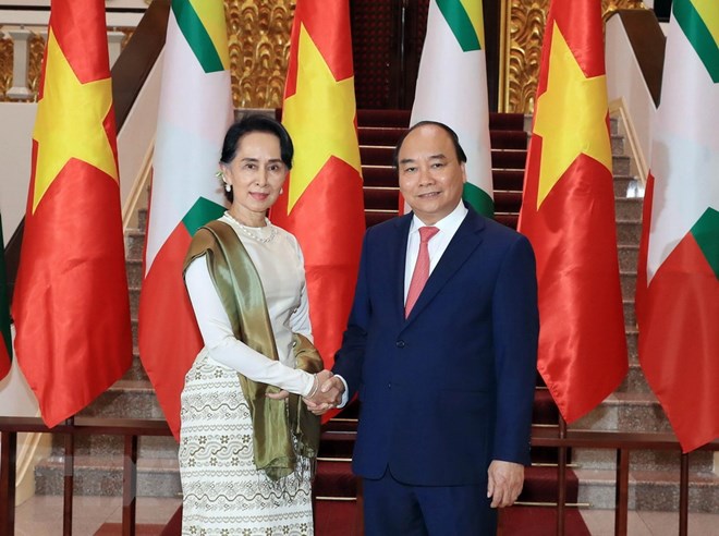Thủ tướng Nguyễn Xuân Phúc và Cố vấn Nhà nước, Bộ trưởng Ngoại giao, Bộ trưởng Văn phòng Tổng thống Myanmar Aung San Suu Kyi trước khi tiến hành hội đàm tại Trụ sở Chính phủ, chiều 19-4. (Ảnh: Thống Nhất/TTXVN)