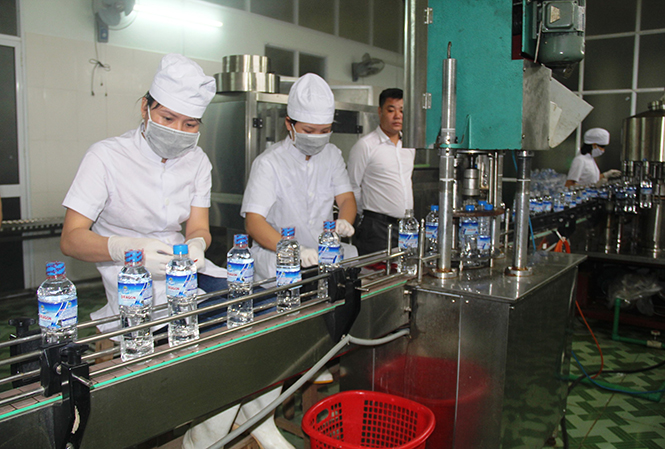Quy trình sản xuất bảo đảm với hệ thống máy móc, thiết bị hiện đại giúp nước uống đóng chai Dragon ngày càng khẳng định được thương hiệu. 