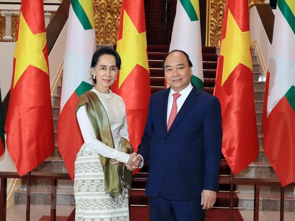Thủ tướng Nguyễn Xuân Phúc và Cố vấn Nhà nước, Bộ trưởng Ngoại giao và Bộ trưởng Văn phòng Tổng thống Myanmar Aung San Suu Kyi. (Ảnh: Thống Nhất/TTXVN)