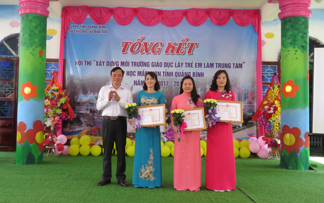 Đồng chí Đinh Quý Nhân, Tỉnh ủy viên, Giám đốc Sở Giáo dục - Đào tạo trao giấy khen và phần thưởng cho ba trường mầm non đạt giải nhất hội thi.