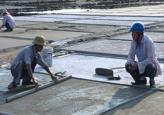 Người dân xã Quảng Phú đang cải tạo sân phơi muối.