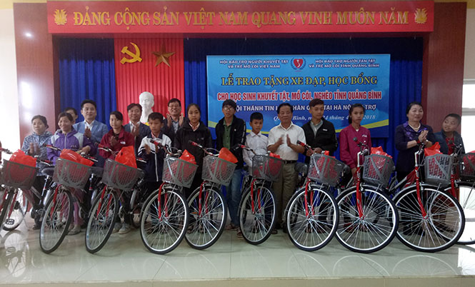 Trao tặng xe đạp cho học sinh có hoàn cảnh khó khăn. 