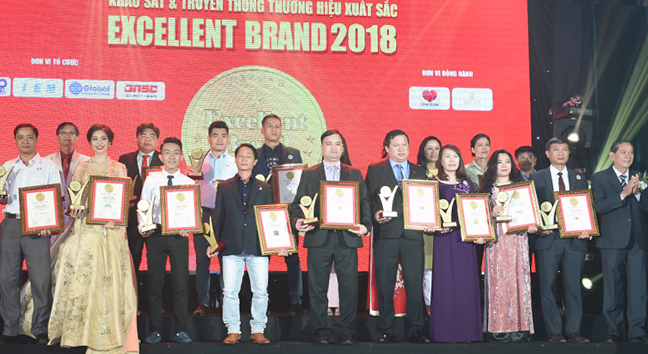 Đại diện HTX sản xuất nấm sạch và kinh doanh nông nghiệp Tuấn Linh (áo dài tím) vinh dự nhận chứng nhận Thương hiệu xuất sắc 2018.