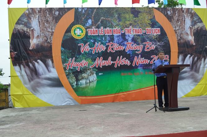 Đồng chí Bùi Anh Tuấn, Chủ tịch UBND huyện Minh Hóa phát biểu khai mạc Tuần lễ