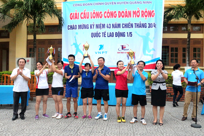 Đại diện lãnh đạo huyện Quảng Ninh trao giải cho các đội