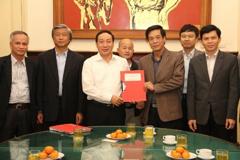 Đinh Ngọc Hệ, nguyên Phó Tổng giám đốc Tổng Công ty Thái Sơn (đứng giữa, hàng sau), tại một buổi lễ ký kết hợp đồng. (Ảnh: Mt.gov.vn)