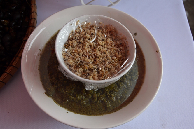 Trứng kiến và lá bún muối chua để chế biến món canh kiến đặc sản