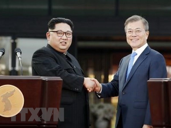 Nhà lãnh đạo Triều Tiên Kim Jong-un (trái) và Tổng thống Moon Jae-in trong cuộc gặp ở Panmunjom ngày 27-4. (Nguồn: Kyodo/TTXVN)
