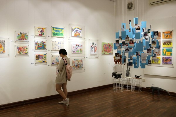 Các tác phẩm hội họa và điêu khắc của những nghệ sỹ bé tự kỷ tại triển lãm. (Ảnh: Phương Vũ/Vietnam+)