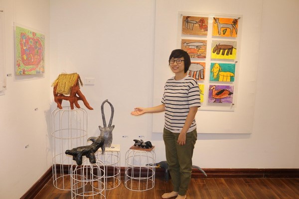 Các tác phẩm hội họa và điêu khắc của những nghệ sỹ bé tự kỷ tại triển lãm. (Ảnh: Phương Vũ/Vietnam+)