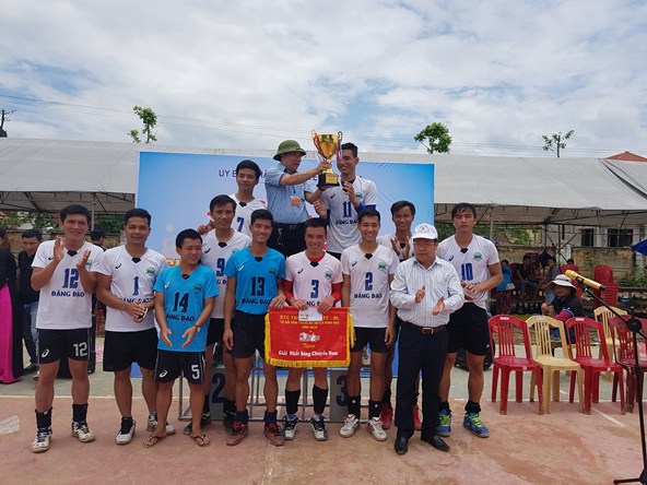 Ban tổ chức trao cúp vô địch bóng chuyền nam cho đội Bệnh viên đa khoa Minh Hóa