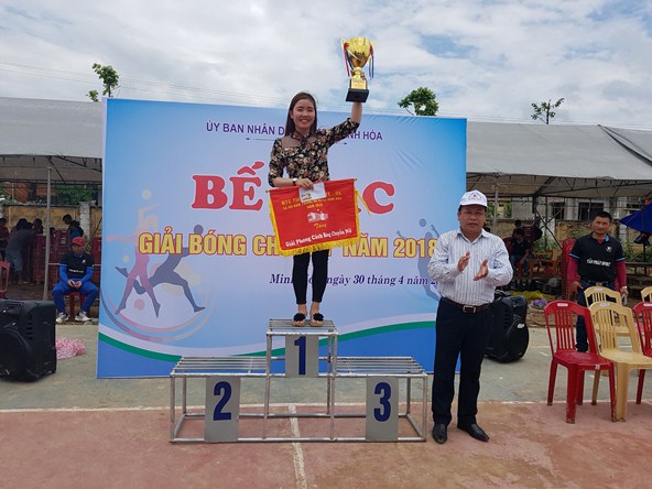 Ban tổ chức trao giải nhất bóng chuyền nữ cho đội đơn vị Giáo dục